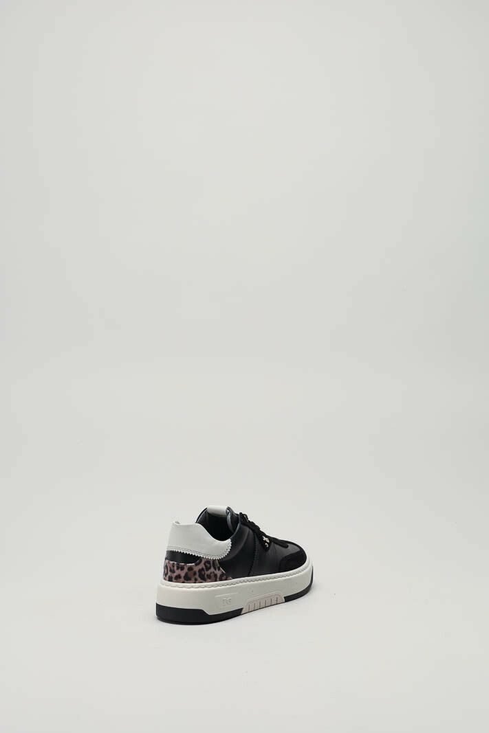 zoom in on Zwart Sneaker image Zwart Sneaker image