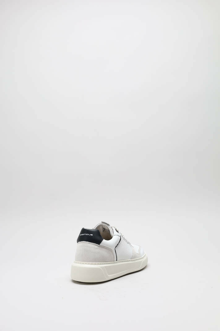 zoom in on Wit Sneaker image Wit Sneaker image