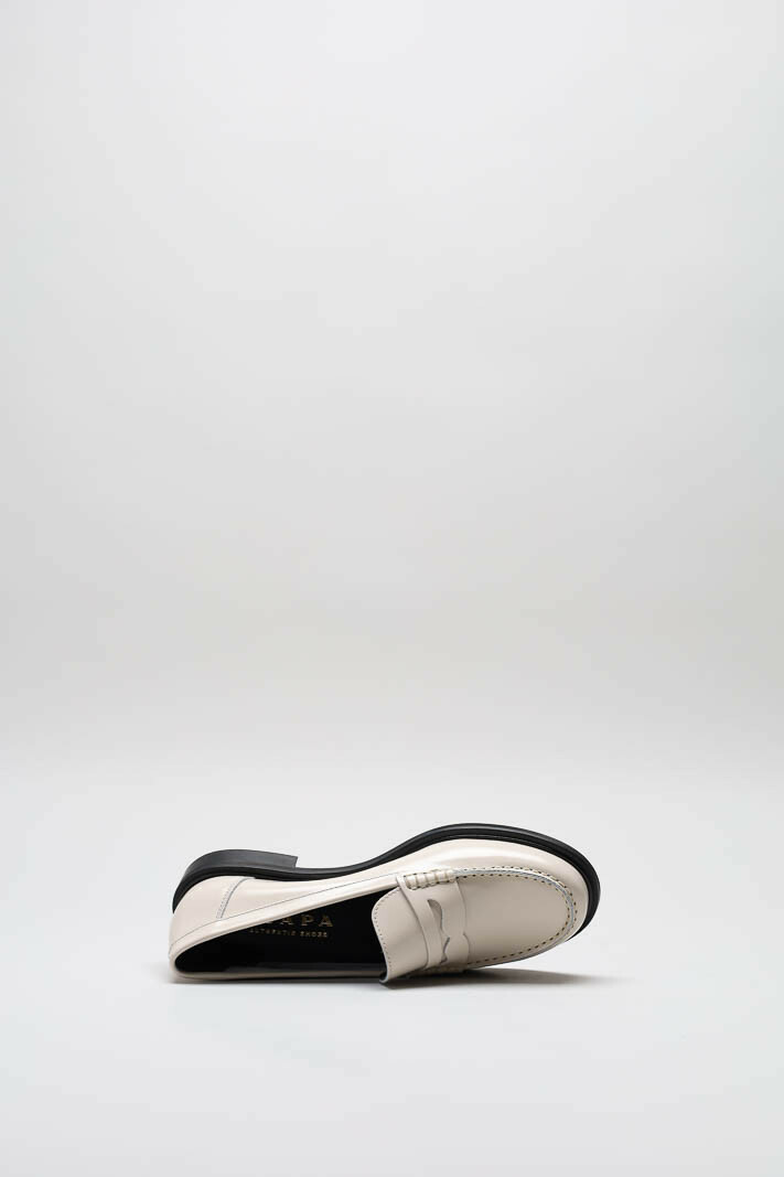 zoom in on Lichtbeige Mocassin image Lichtbeige Mocassin image
