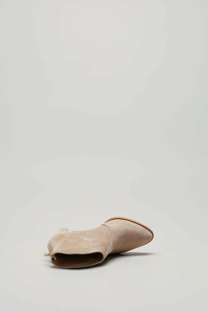 zoom in on Lichtbeige Enkellaars hak image Lichtbeige Enkellaars hak image
