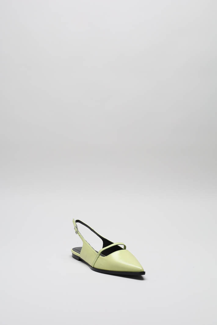 zoom in on Geel Ballerina image Geel Ballerina image