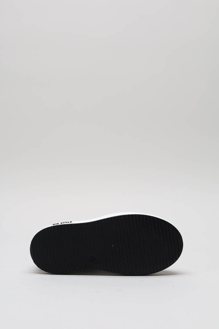 zoom in on Zwart Sneaker image Zwart Sneaker image