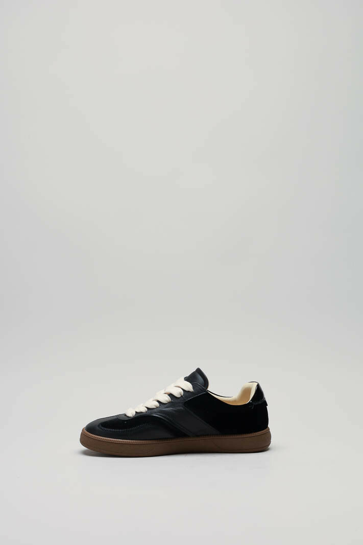 zoom in on Zwart Sneaker image Zwart Sneaker image