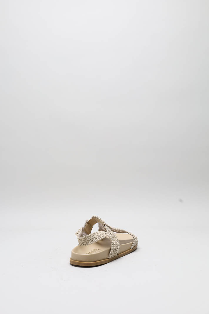 zoom in on Lichtbeige Sandaal plat image Lichtbeige Sandaal plat image