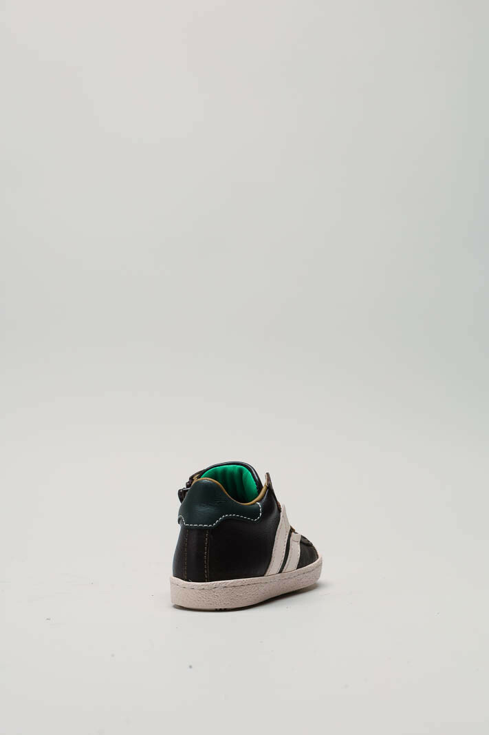 zoom in on Zwart Sneaker image Zwart Sneaker image