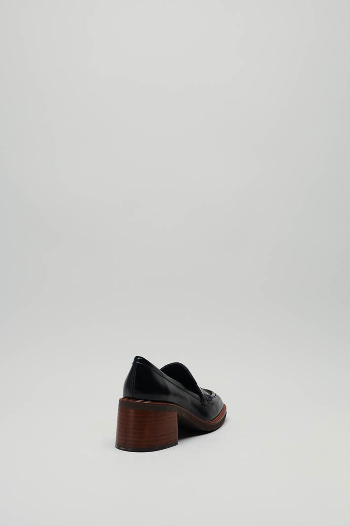 zoom in on Zwart Mocassin hak image Zwart Mocassin hak image