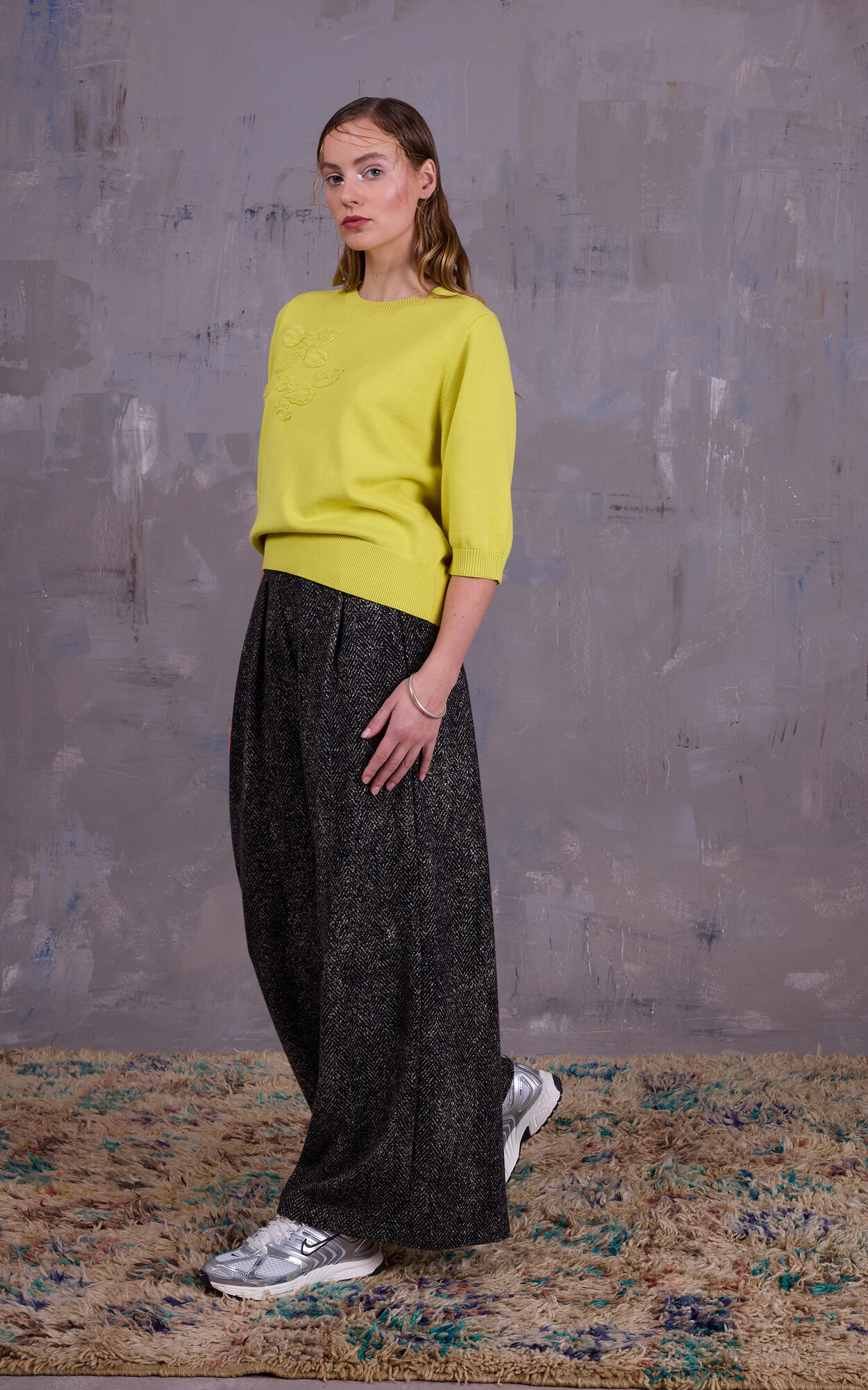 zoom in on Geel Sweater/trui image Geel Sweater/trui image