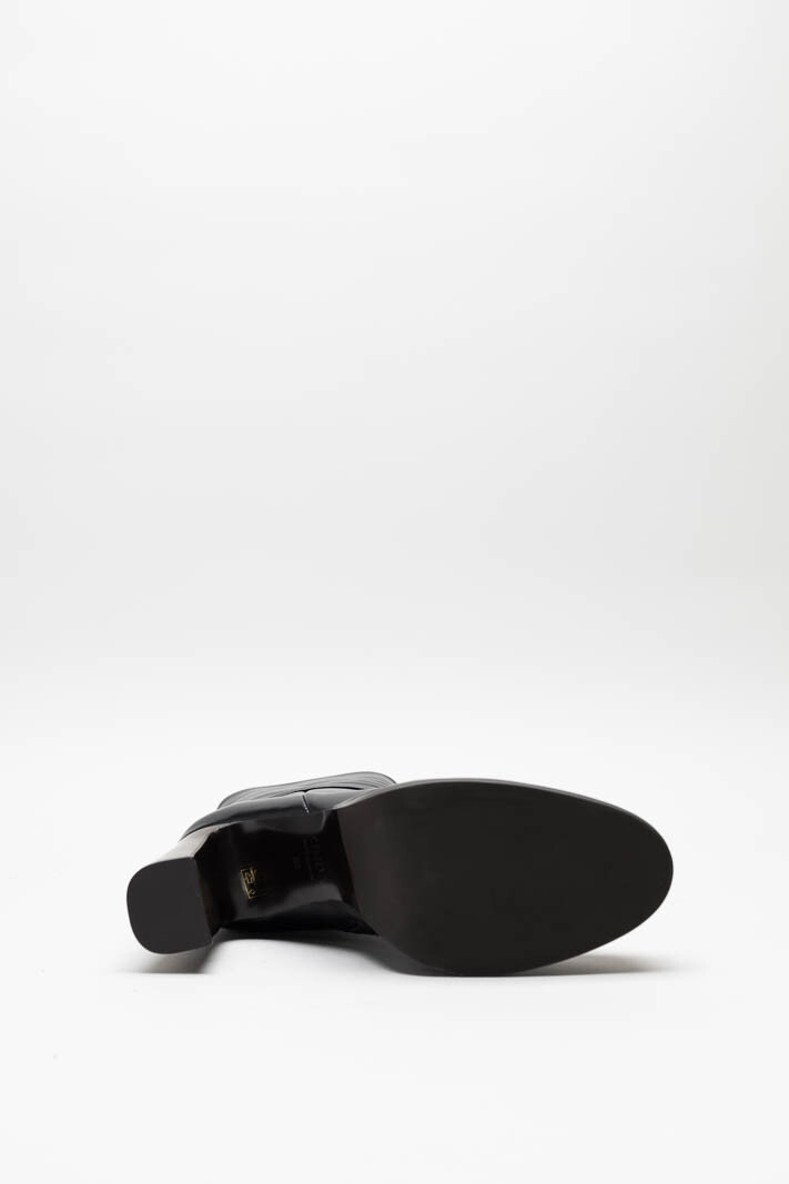 zoom in on Zwart Enkellaars hak image Zwart Enkellaars hak image