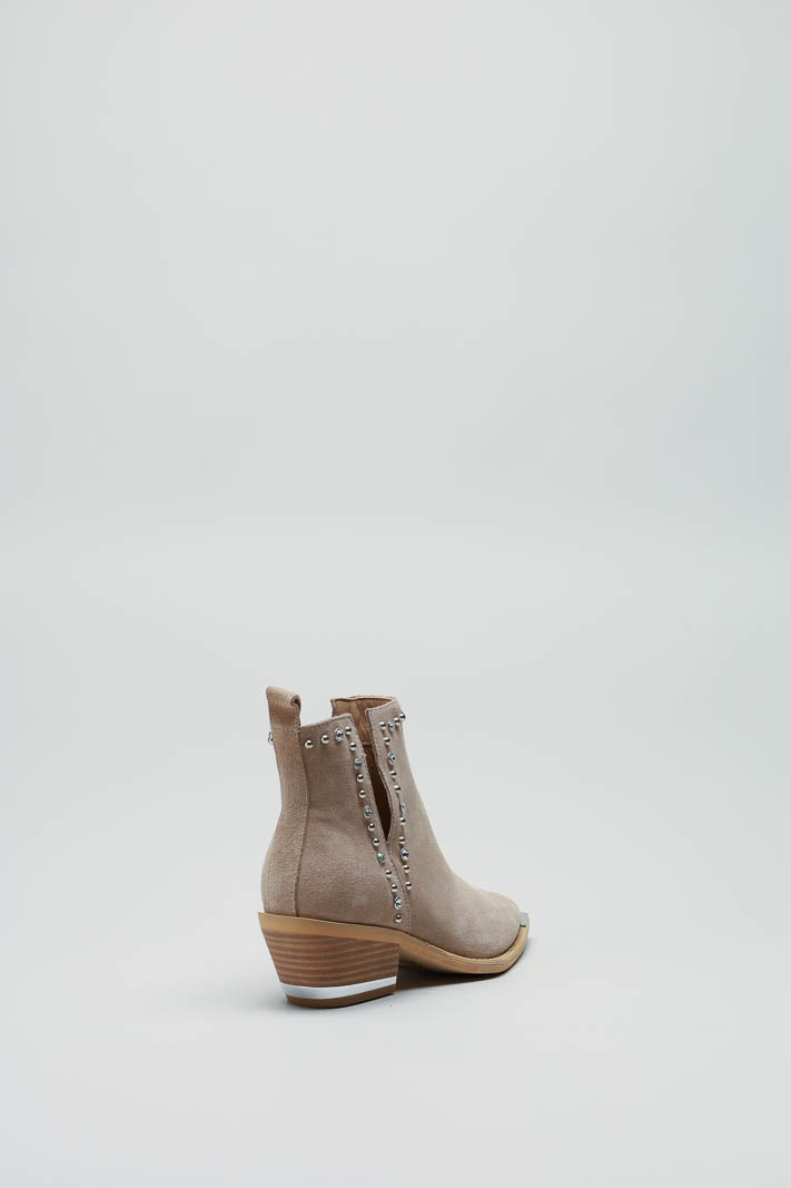 zoom in on Beige Enkellaars hak image Beige Enkellaars hak image