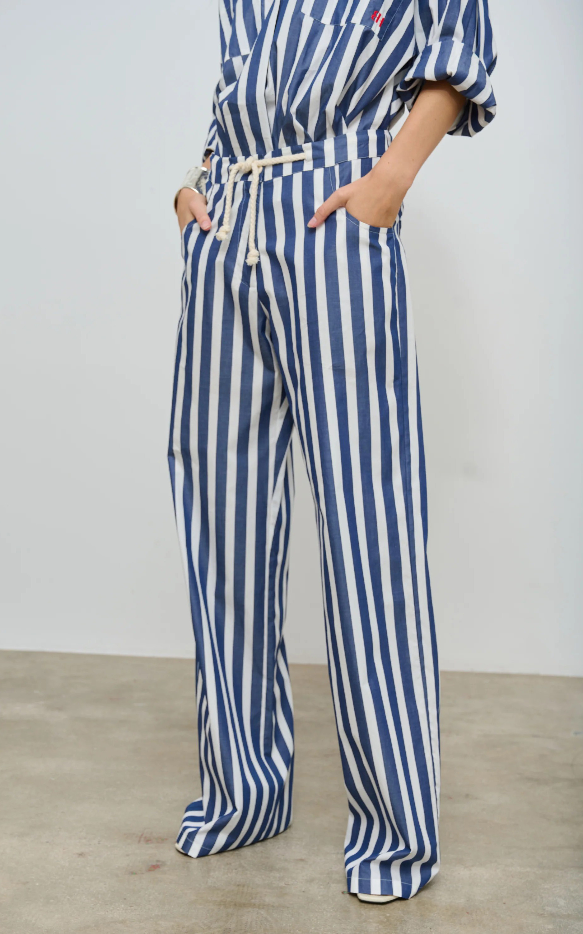 zoom in on Blauw Broek image Blauw Broek image