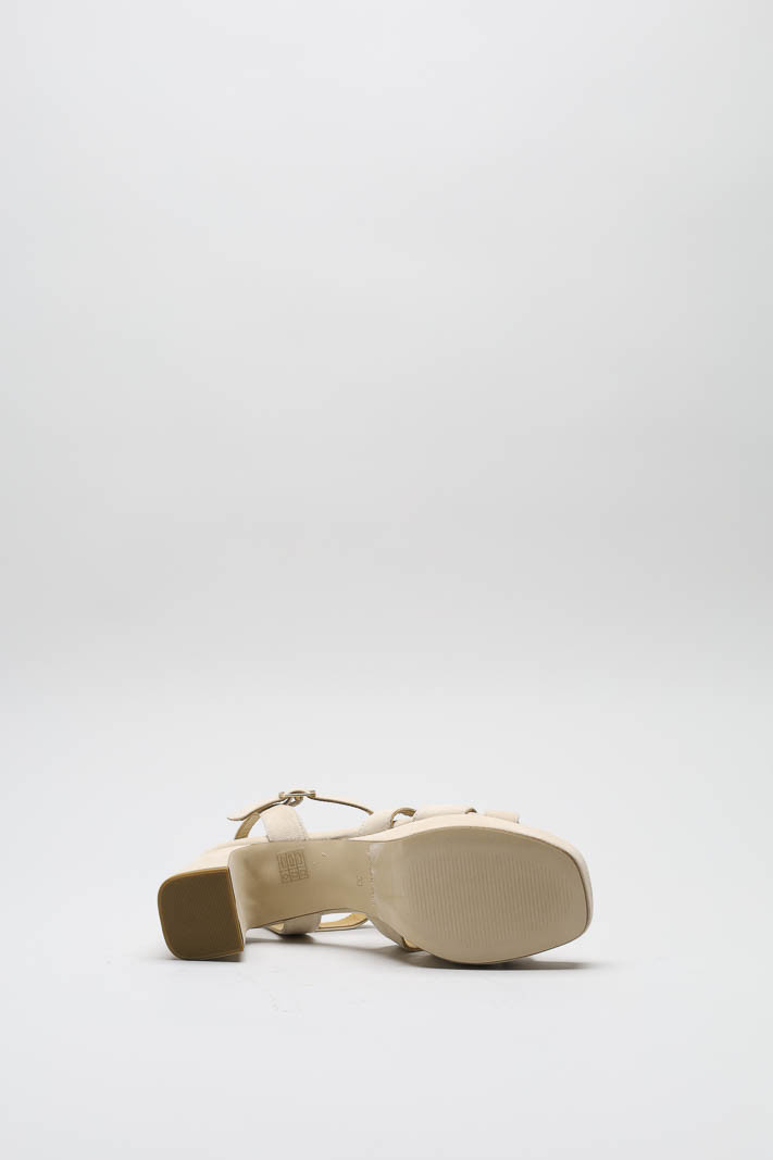 zoom in on Beige Sandaal hak image Beige Sandaal hak image