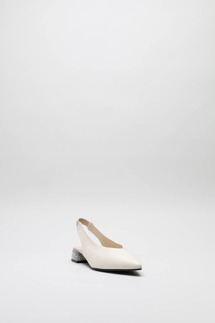 zoom in on Lichtbeige Ballerina image Lichtbeige Ballerina image