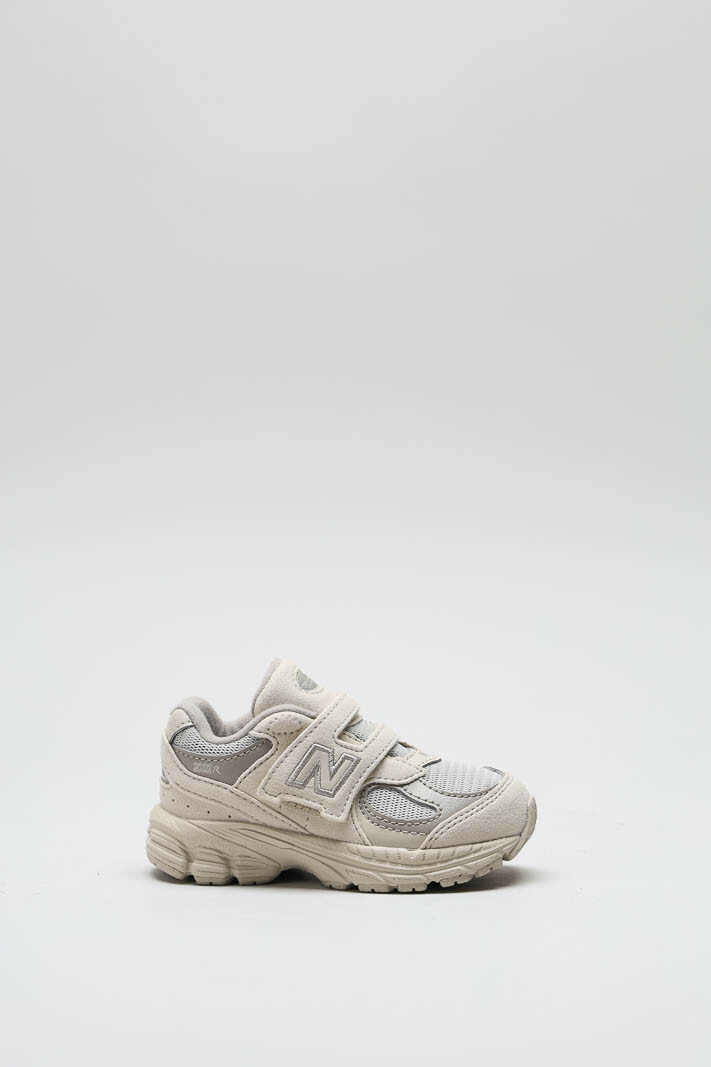 zoom in on Ecru Velcro schoen image Ecru Velcro schoen image