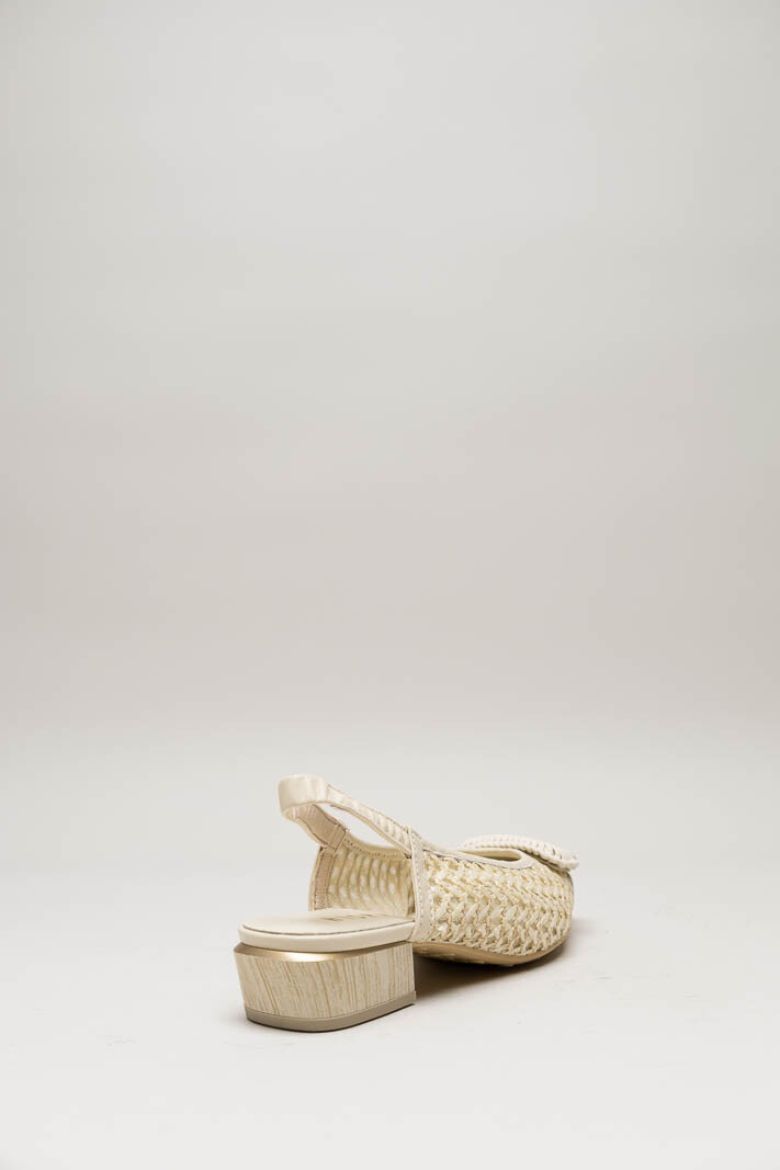 Lichtbeige Ballerina image