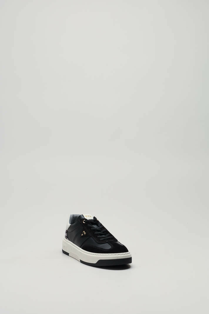 zoom in on Zwart Sneaker image Zwart Sneaker image