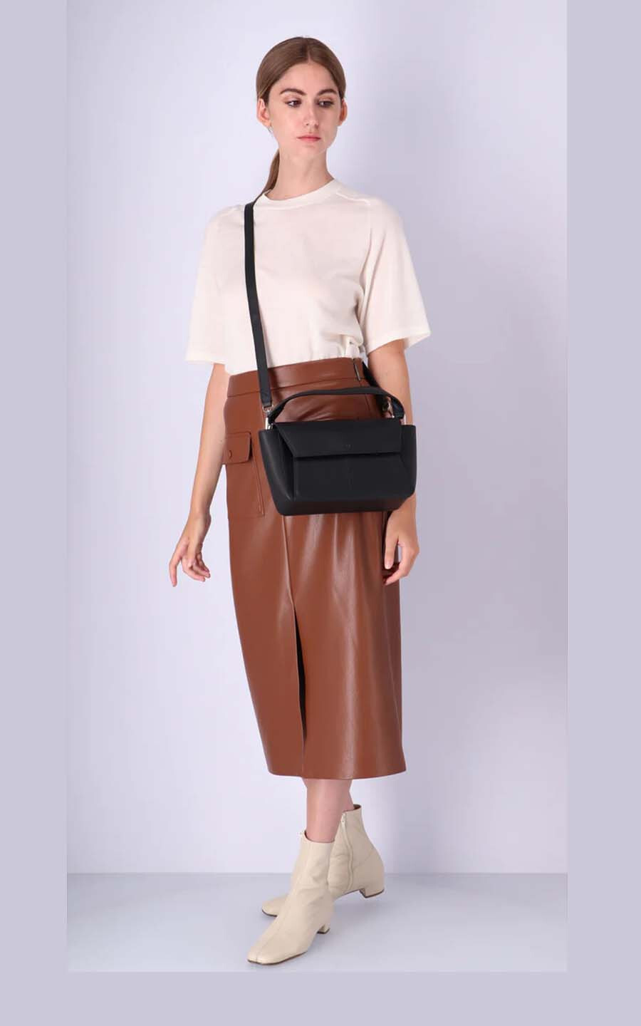 zoom in on Zwart Cross body image Zwart Cross body image