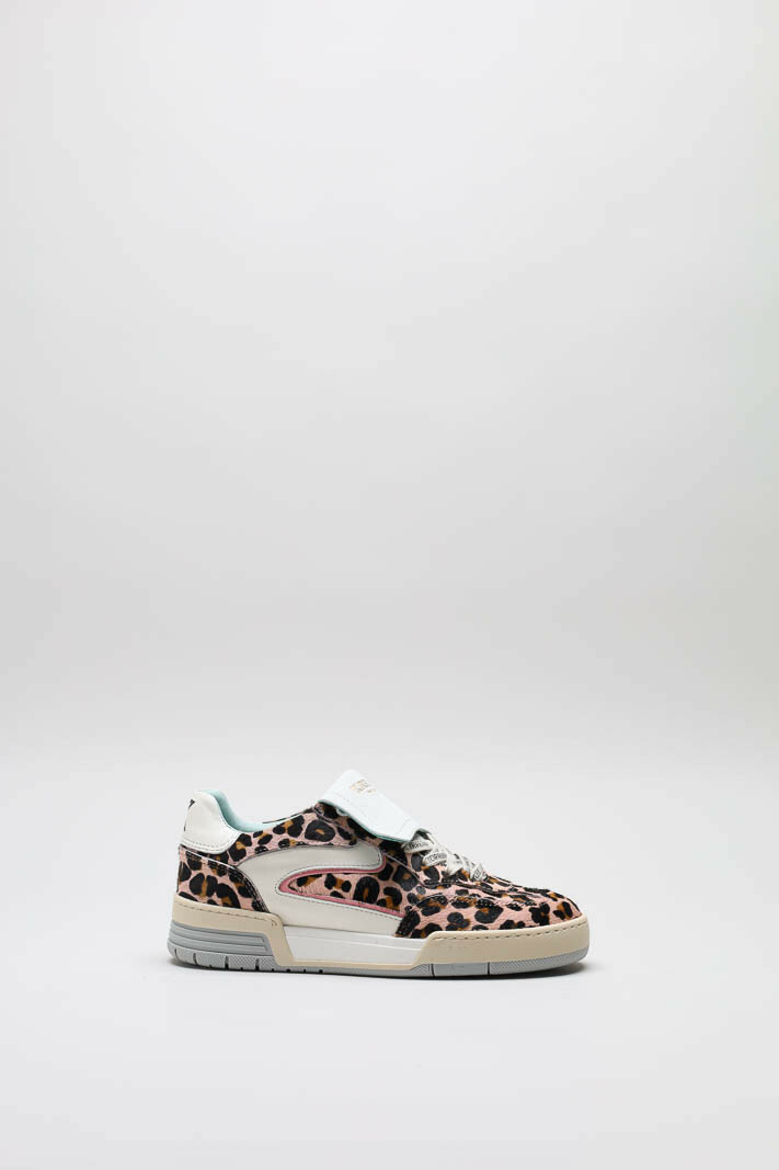zoom in on Roze Sneaker image Roze Sneaker image