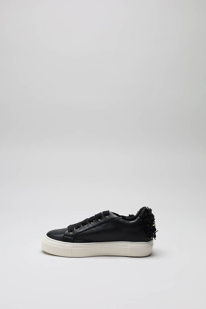 zoom in on Zwart Sneaker image Zwart Sneaker image
