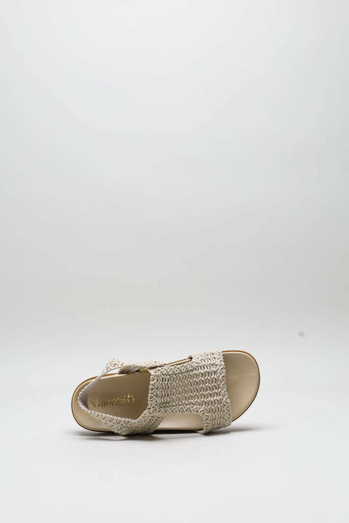 zoom in on Lichtbeige Sandaal plat image Lichtbeige Sandaal plat image