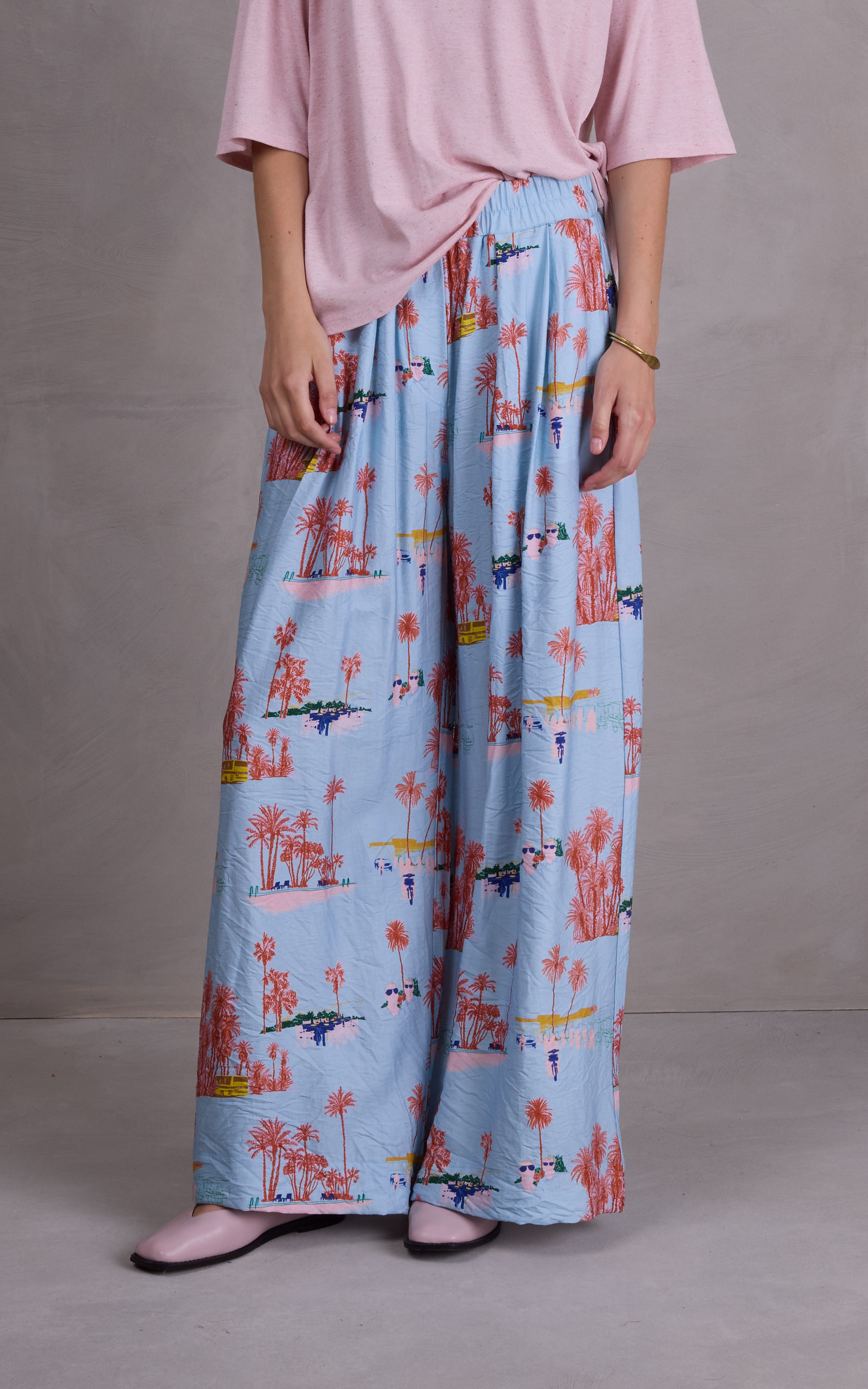 zoom in on Blauw Broek image Blauw Broek image