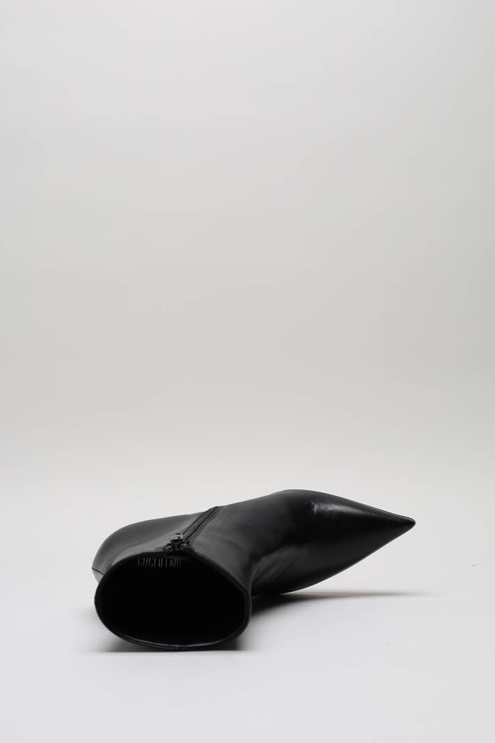 zoom in on Zwart Enkellaars hak image Zwart Enkellaars hak image