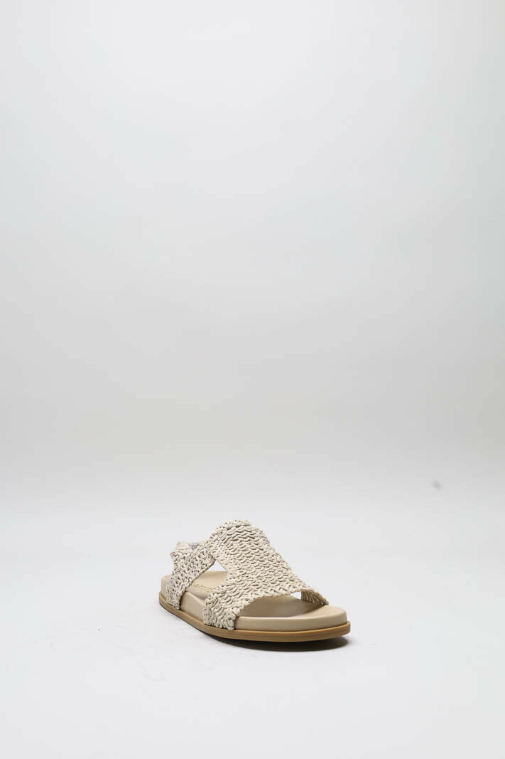 zoom in on Lichtbeige Sandaal plat image Lichtbeige Sandaal plat image