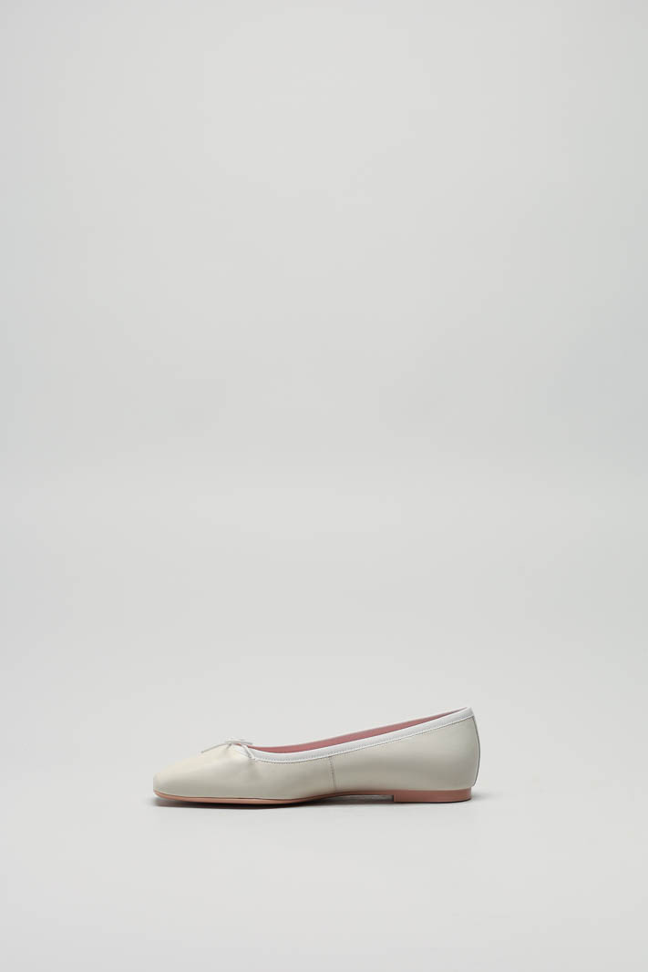 zoom in on Lichtbeige Ballerina image Lichtbeige Ballerina image