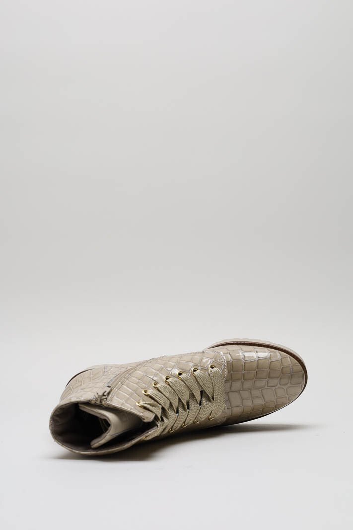 zoom in on Beige Enkellaars hak image Beige Enkellaars hak image