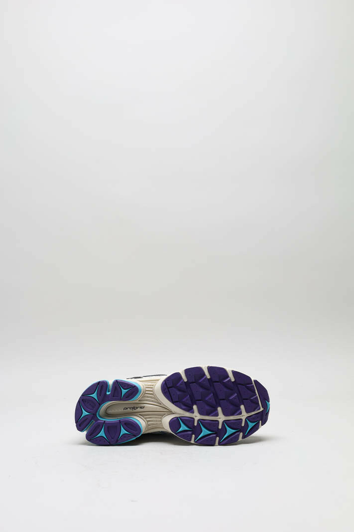 zoom in on Wit Sneaker image Wit Sneaker image