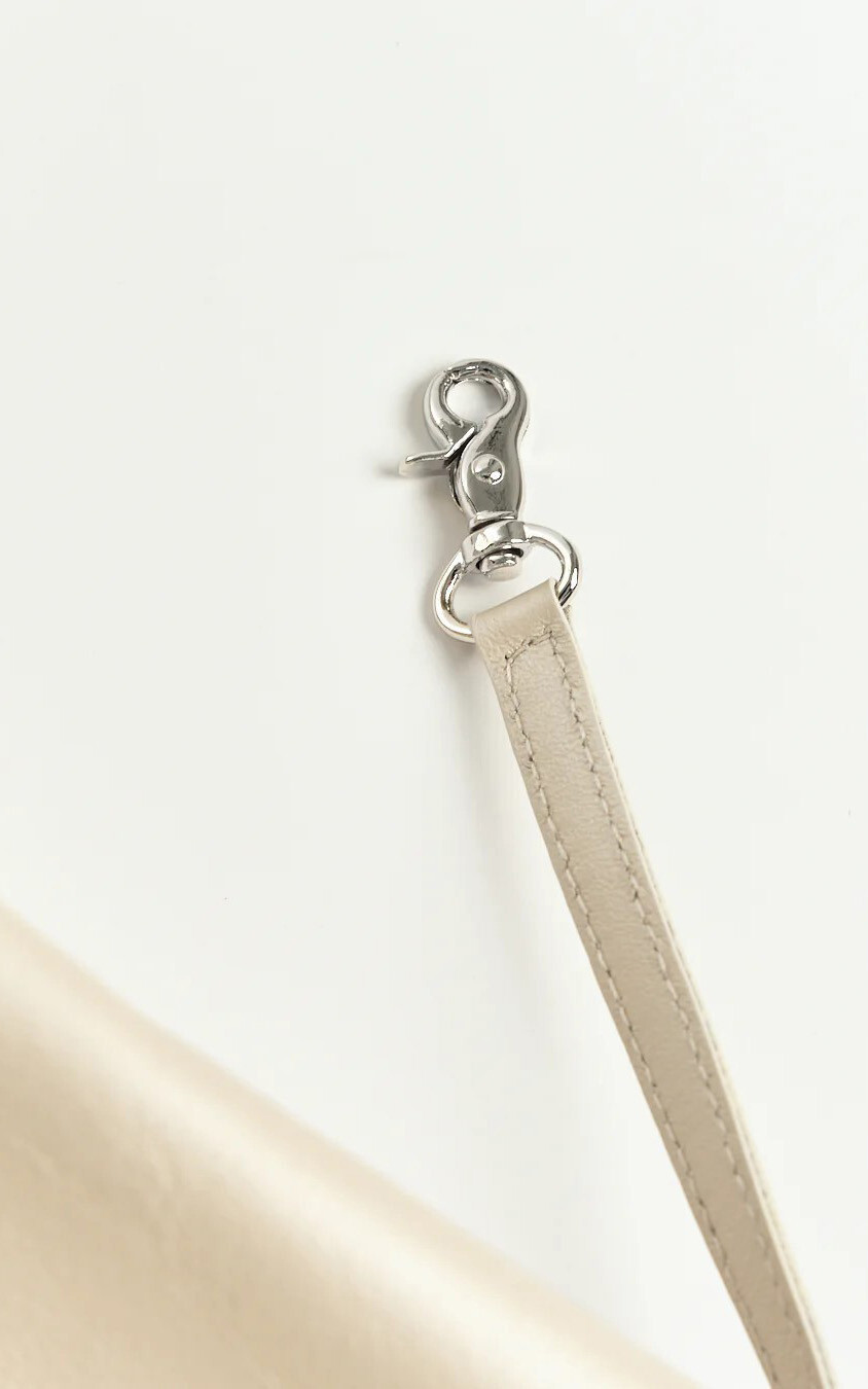 Lichtbeige Cross body image