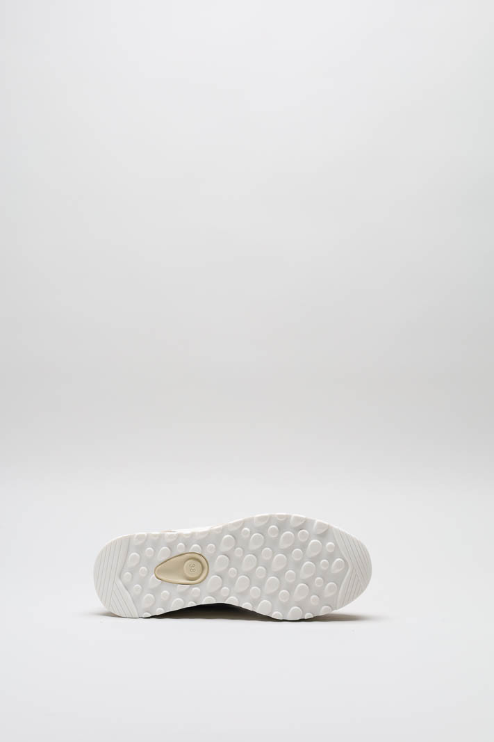 zoom in on Oudroze Sneaker image Oudroze Sneaker image
