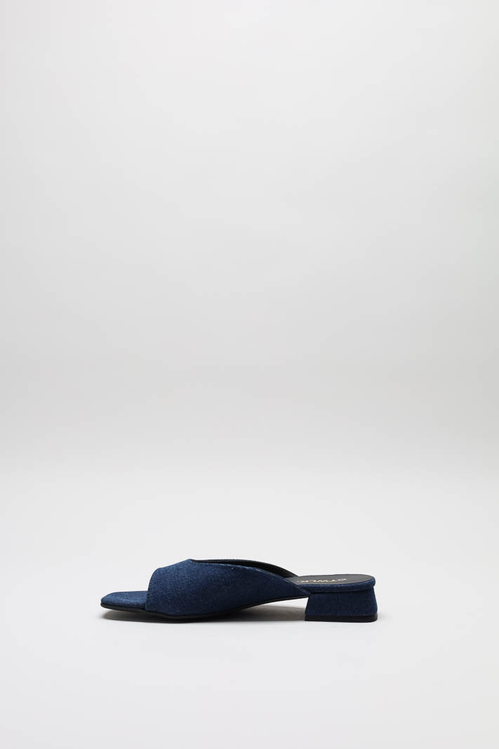 zoom in on Blauw Slipper image Blauw Slipper image