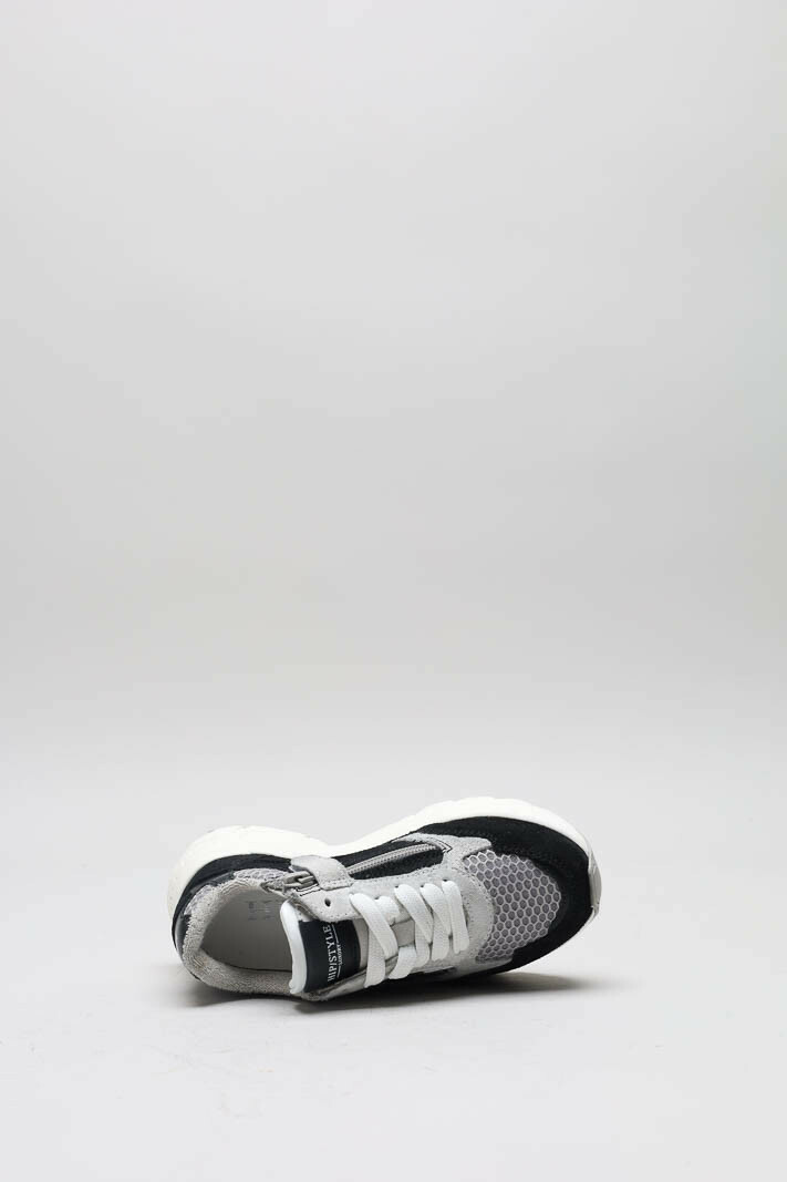 zoom in on Zwart Sneaker image Zwart Sneaker image