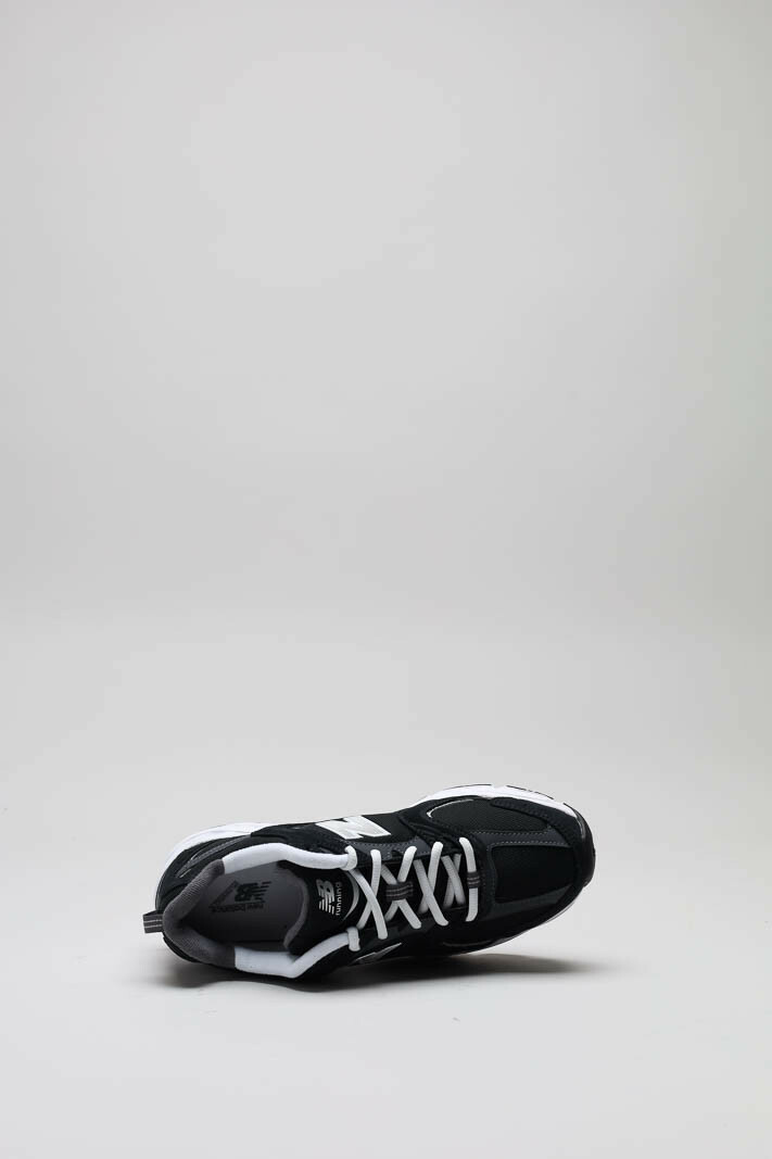 zoom in on Zwart Sneaker image Zwart Sneaker image