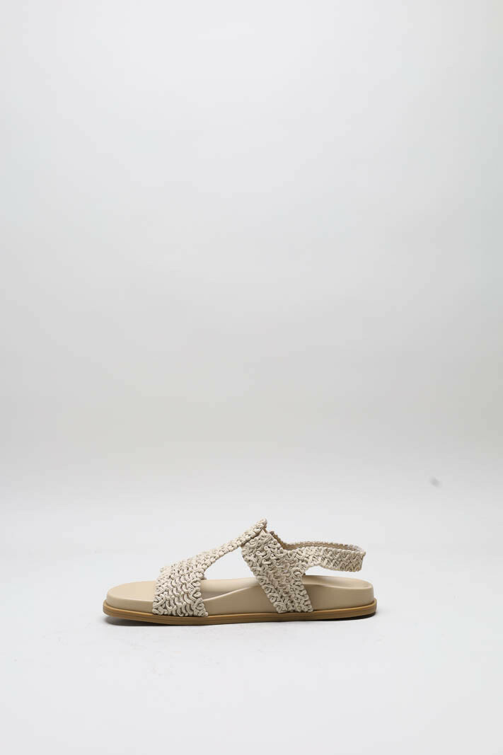 zoom in on Lichtbeige Sandaal plat image Lichtbeige Sandaal plat image