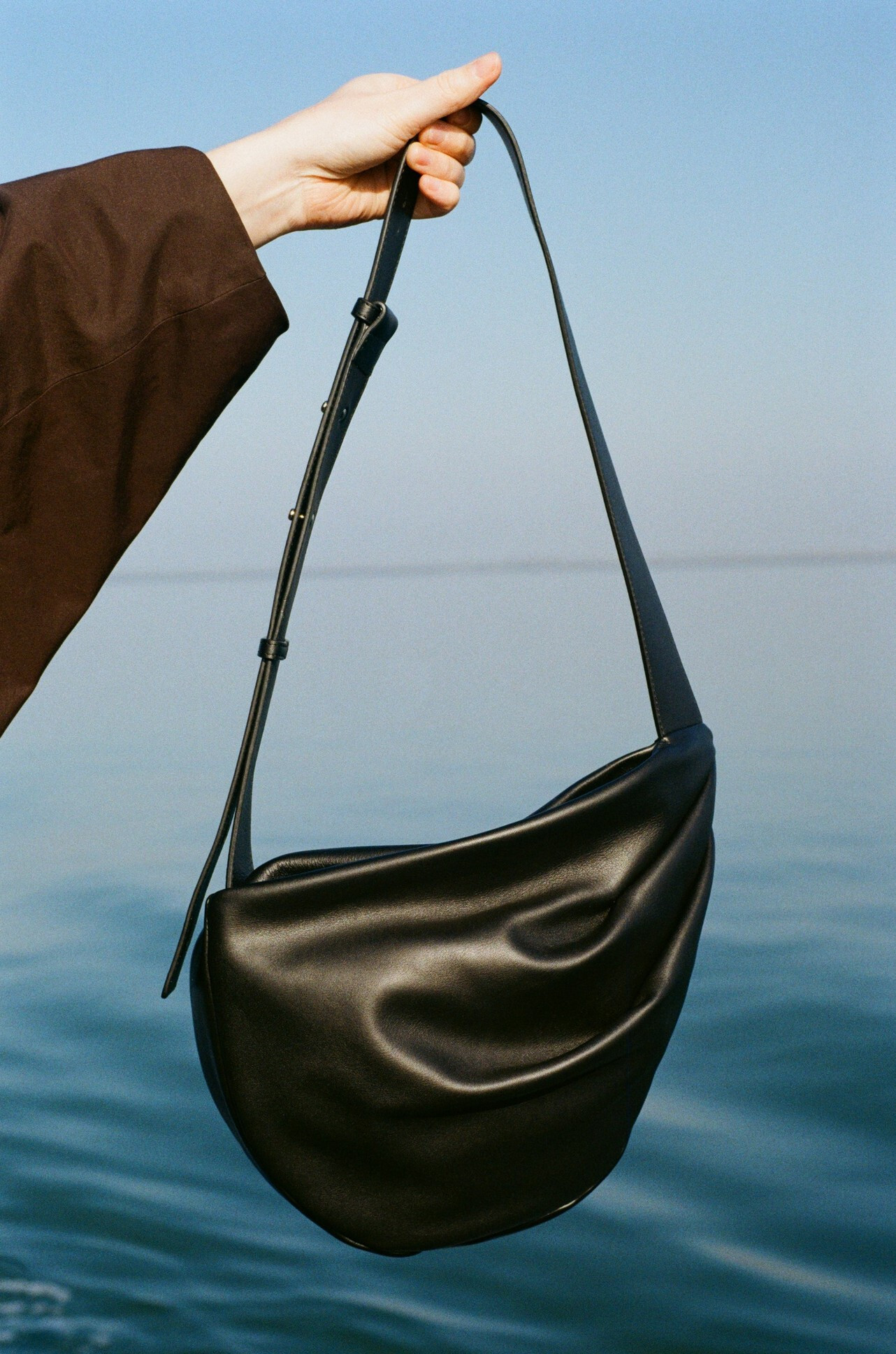 zoom in on Zwart Cross body image Zwart Cross body image