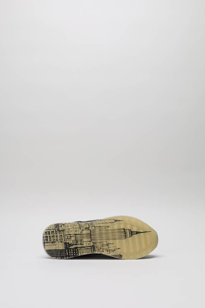 zoom in on Zwart Sneaker image Zwart Sneaker image
