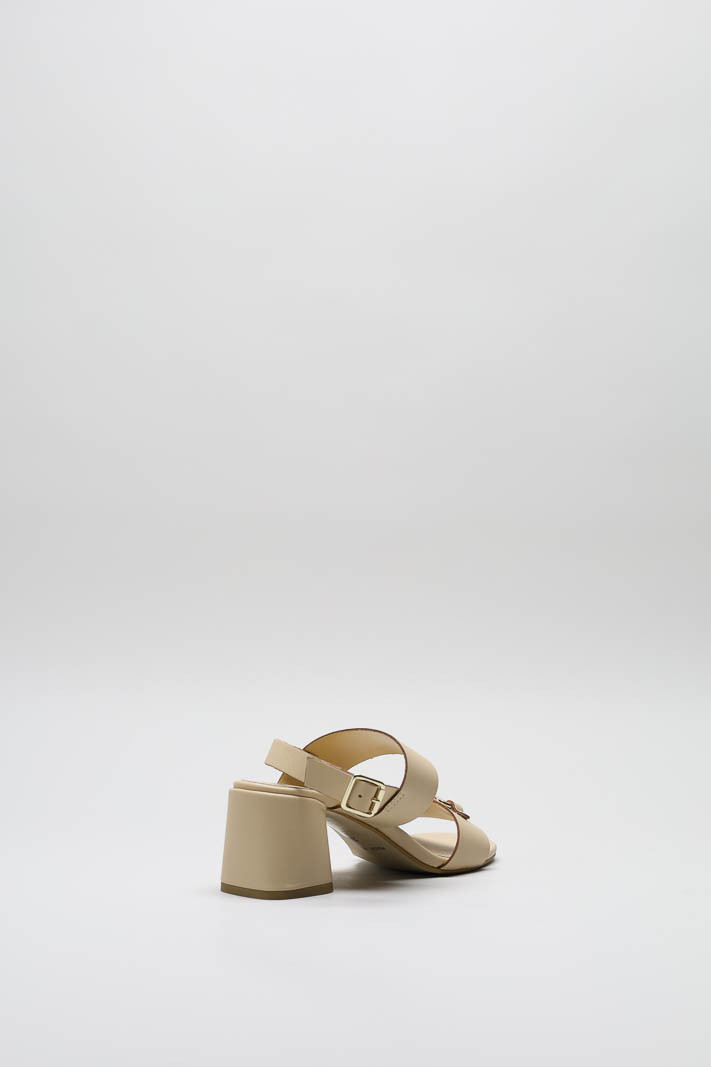 zoom in on Beige Sandaal hak image Beige Sandaal hak image