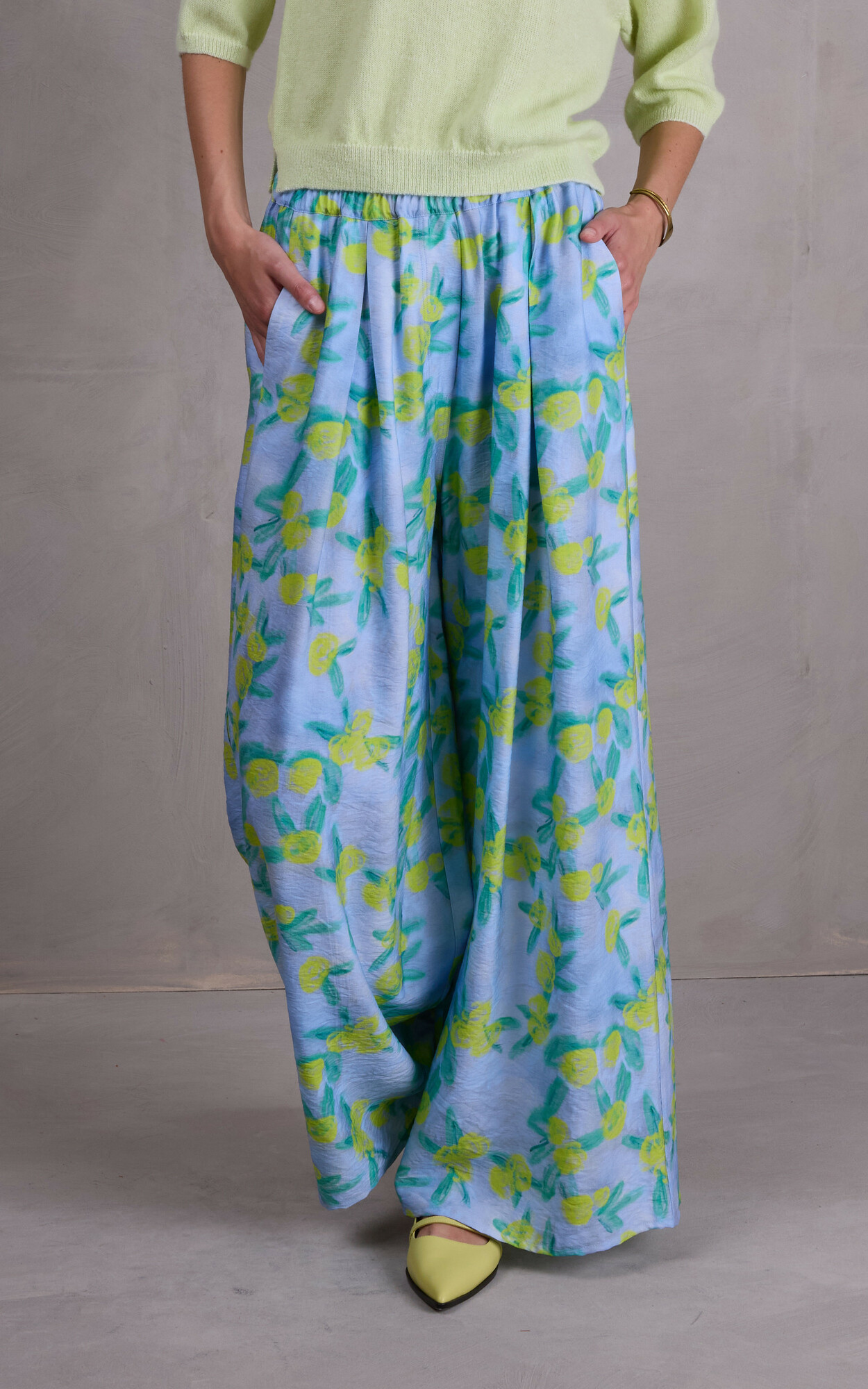 zoom in on Blauw Broek image Blauw Broek image