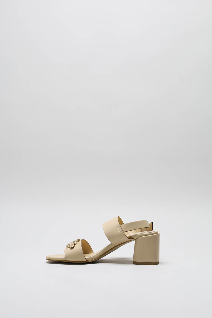 zoom in on Beige Sandaal hak image Beige Sandaal hak image