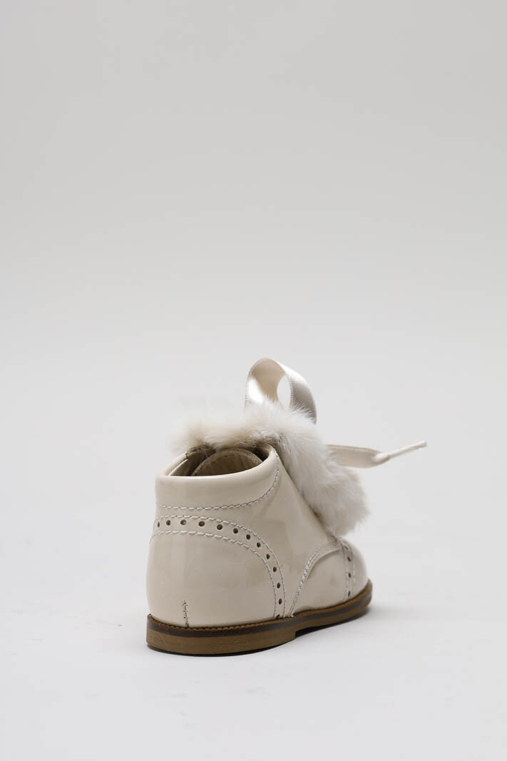 zoom in on Lichtbeige Veterschoen image Lichtbeige Veterschoen image
