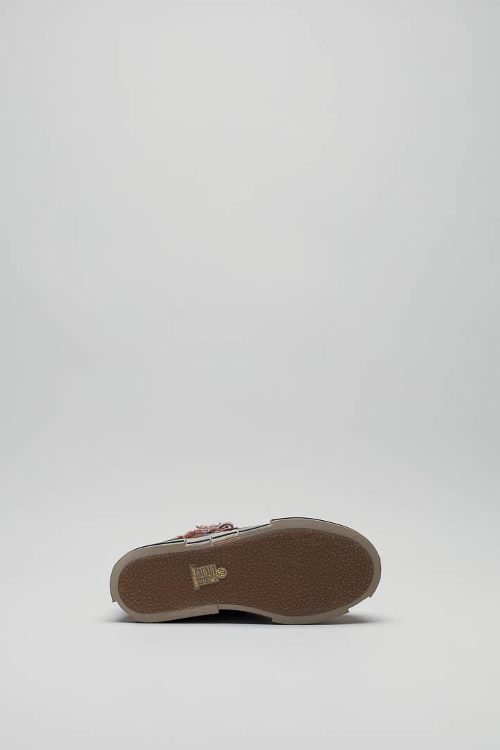 zoom in on Bruin Sneaker image Bruin Sneaker image