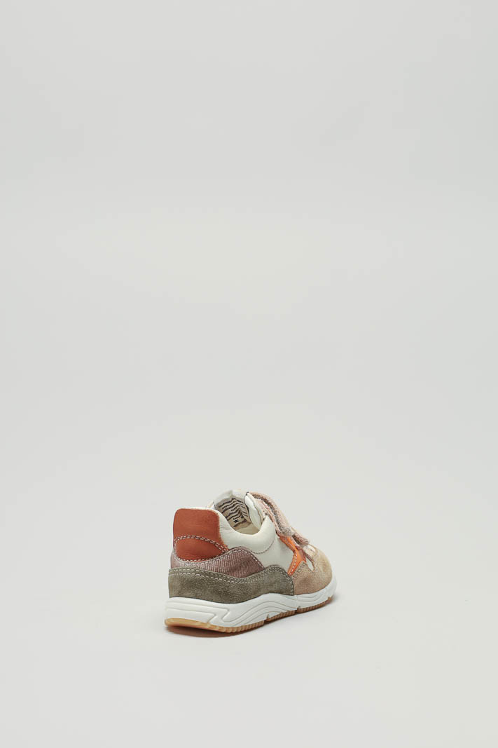 zoom in on Beige Velcro schoen image Beige Velcro schoen image