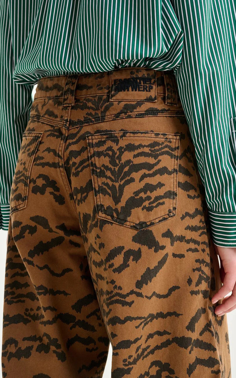 zoom in on Bruin Broek image Bruin Broek image