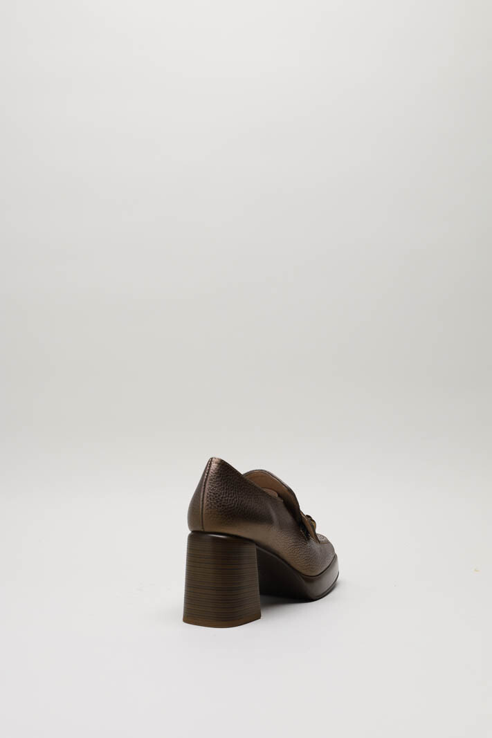 zoom in on Brons Mocassin hak image Brons Mocassin hak image