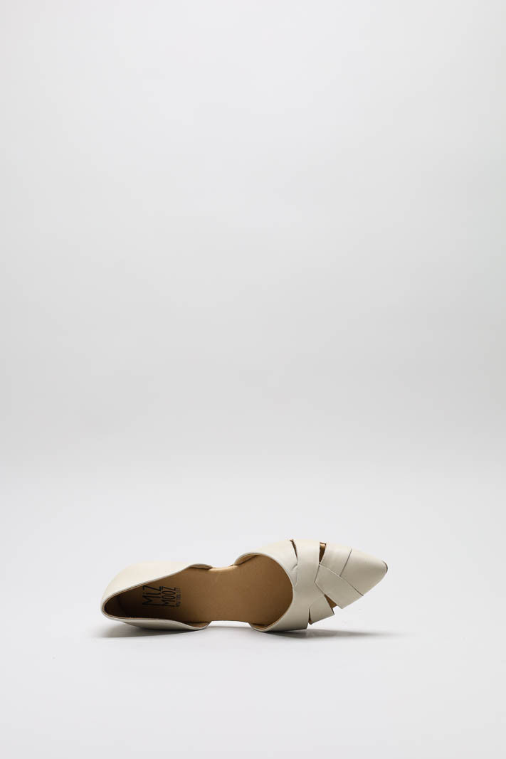 zoom in on Lichtbeige Ballerina image Lichtbeige Ballerina image
