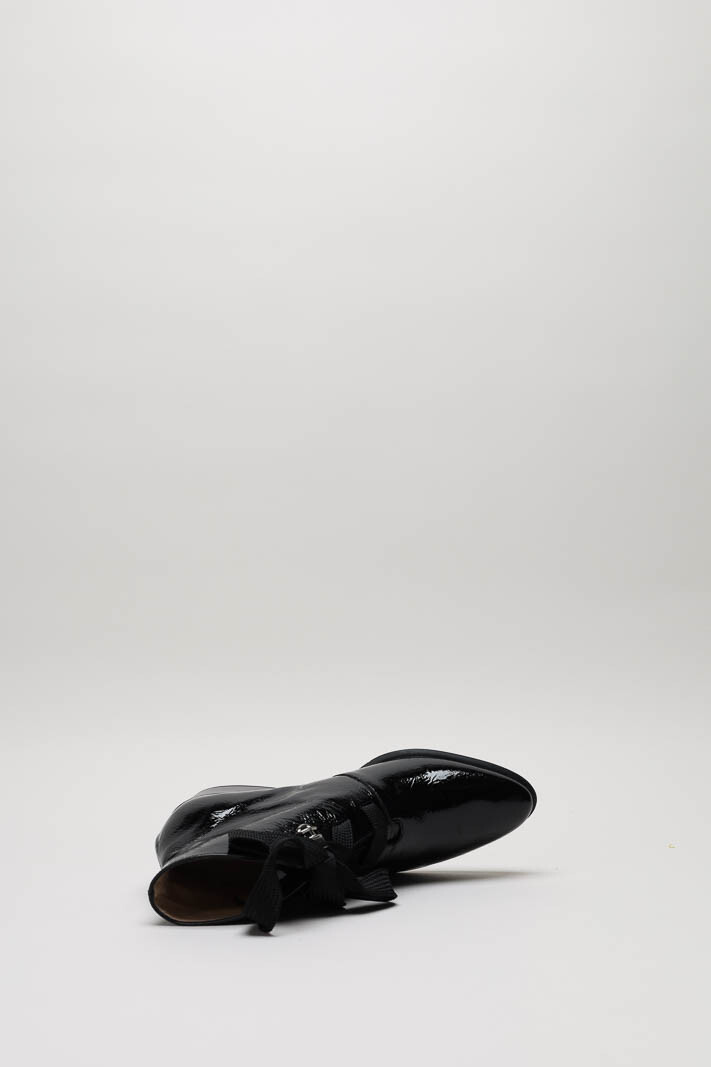 zoom in on Zwart Enkellaars hak image Zwart Enkellaars hak image