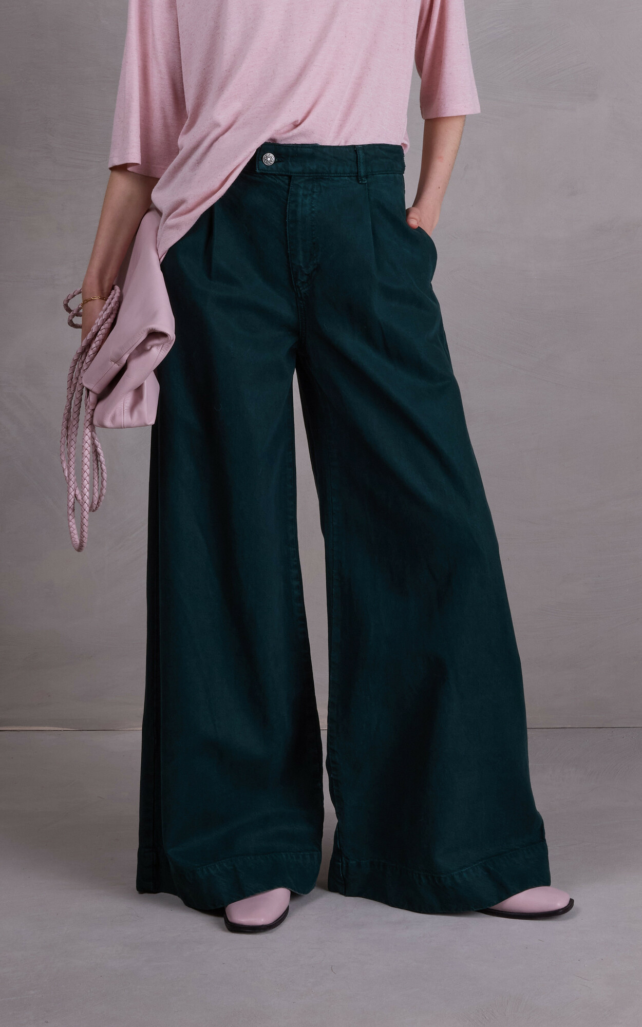 zoom in on Groen Broek image Groen Broek image