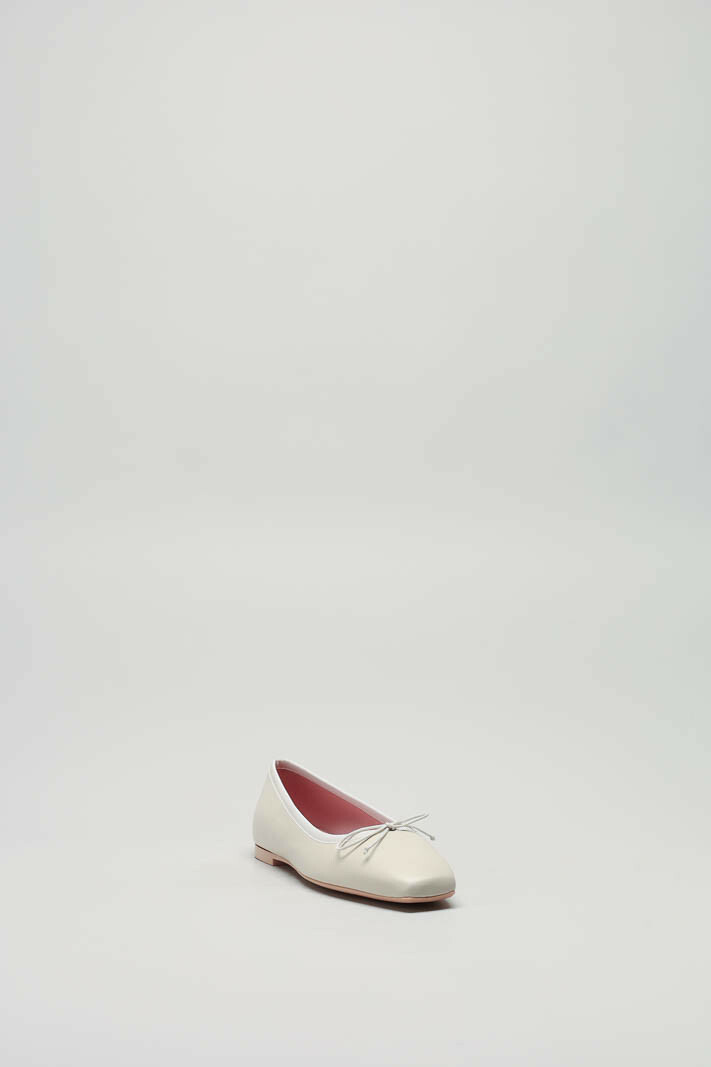 zoom in on Lichtbeige Ballerina image Lichtbeige Ballerina image