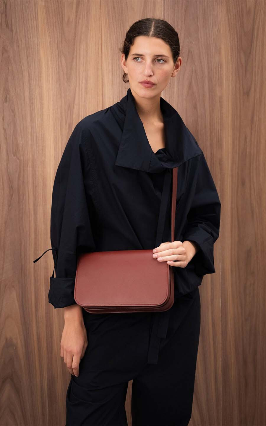 zoom in on Roestbruin Cross body image Roestbruin Cross body image